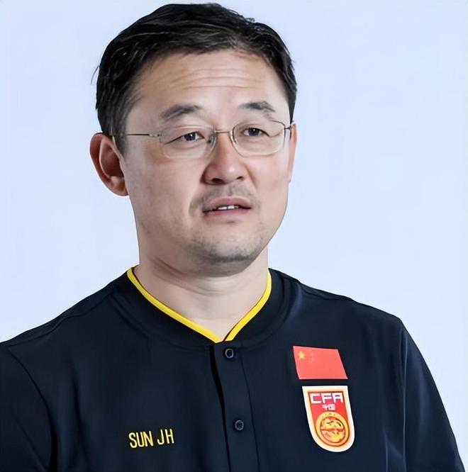 意外！毛伟杰试训左后卫表现抢眼，大连球迷热议其能否达到李学鹏当年水准，球队未来布局引发关注