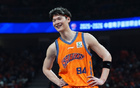 王哲林全场仅出手5次命中1球，罚球8中2仅得4分，表现低迷遭全面压制，基本功不稳成致命短板引发热议