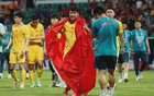 国足0-0爆冷战平泰国队，6大前锋联手狂轰24脚射门，韦世豪险些被红牌罚下，张玉宁单刀击中立柱错失良机，比赛悬念迭起引发热议