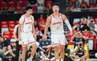 今夏CBA联盟迎来重大人事变动，13位球员顶薪合同正式到期，其中六人已确定续约无悬念，而两位顶级后卫更成为多支球队争相抢夺的热门目标，引发广泛关注与热议。